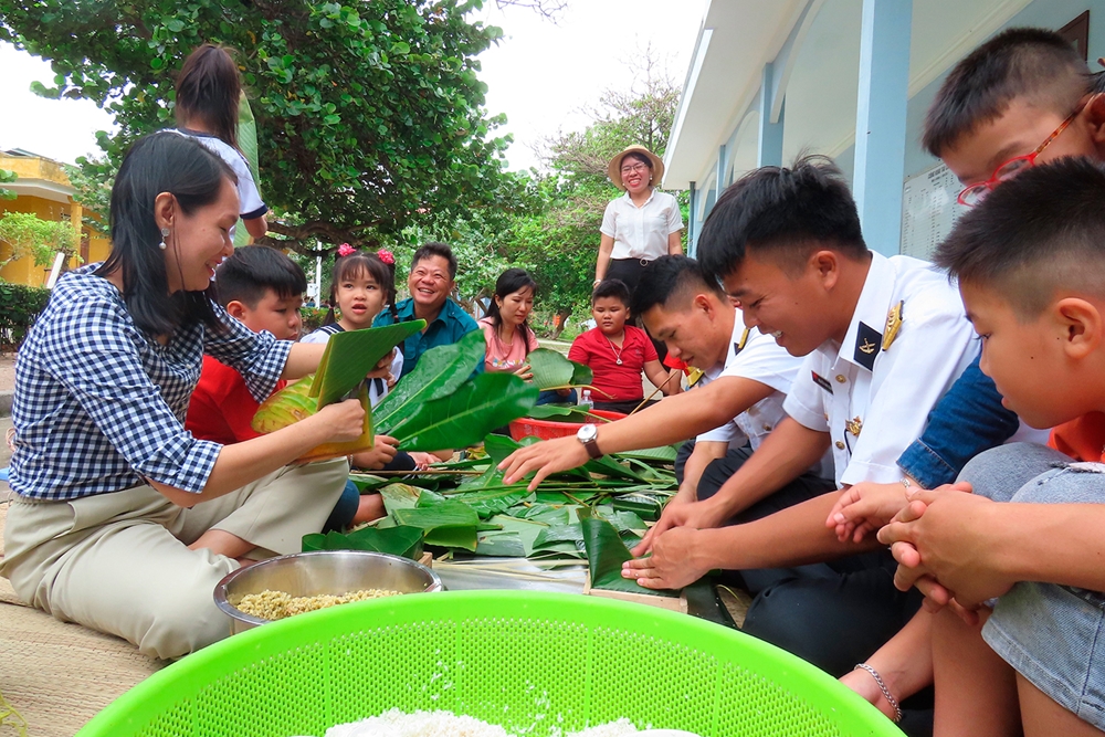 Quân và dân xã đảo Song Tử Tây gói bánh chưng đón Tết.
